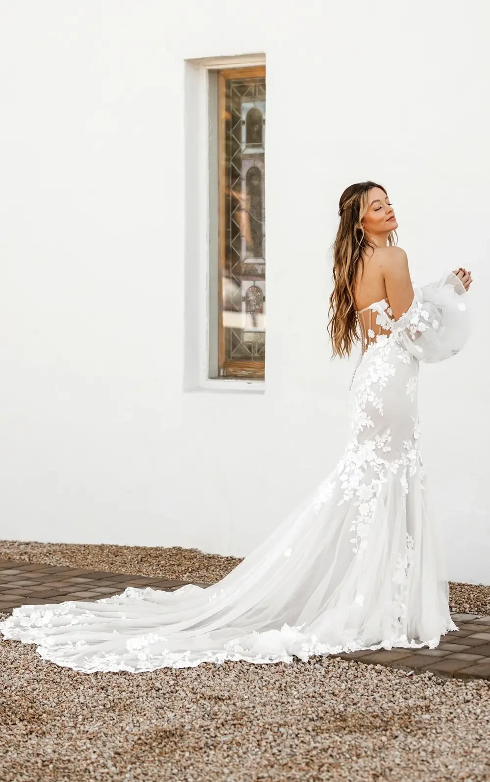 Essense of Australia Style D4038 Sexy Off-the-Shoulder Lace - Fit-and-flare wedding dress with lace and detachable blouson sleeves